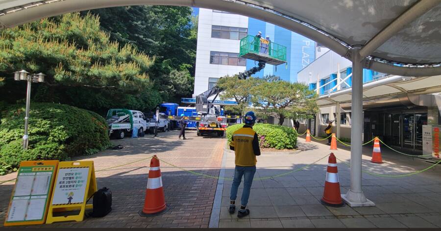 현장에서 작업 구역을 감독하는 SPNT 안전담당자